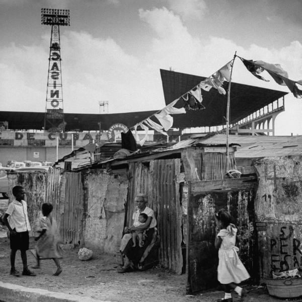 Khu ổ chuột (bohío) ở Havana, Cuba năm 1954, ngay bên ngoài sân vận động bóng chày Havana. Phía sau là quảng cáo cho một sòng bạc gần đó.