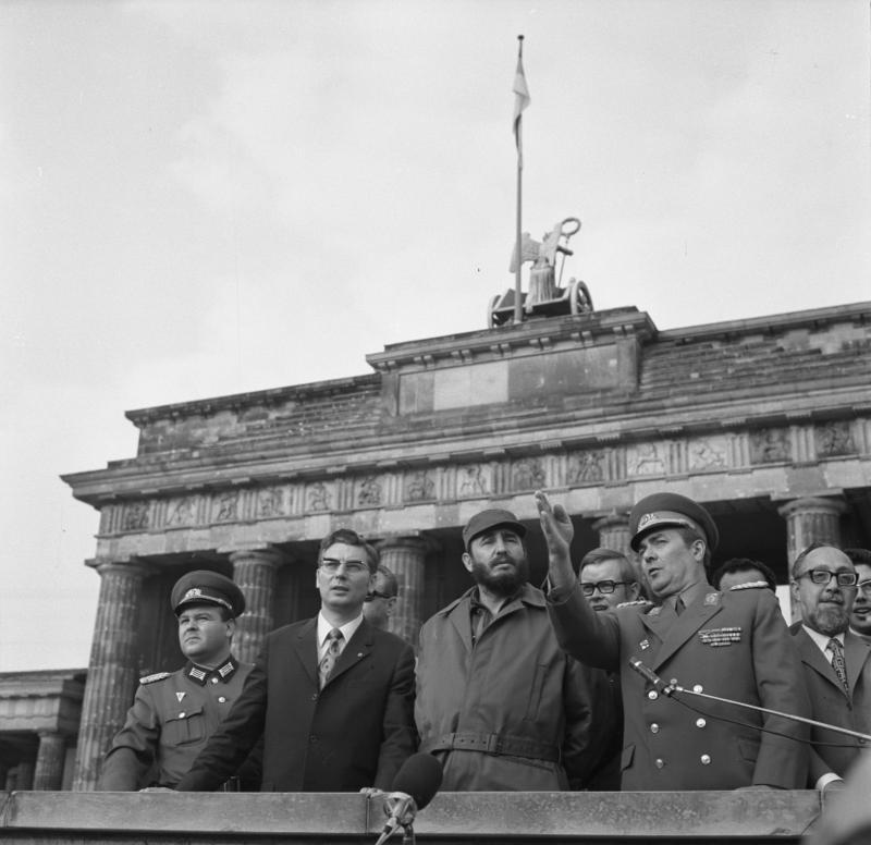 Fidel Castro và các thành viên của Bộ Chính trị Đông Đức năm 1972