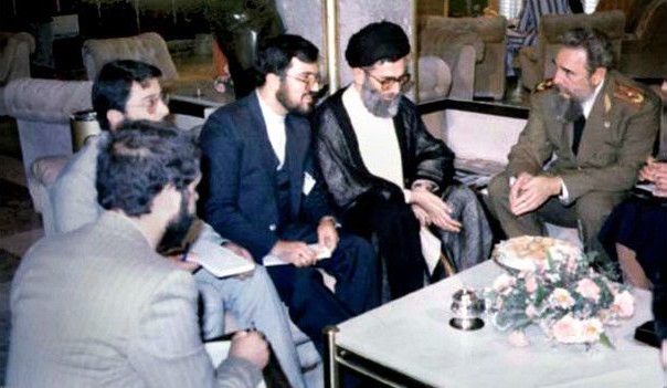 Fidel Castro và Ali Khamenei tại một cuộc họp của Phong trào Không liên kết ở Zimbabwe, ngày 3 tháng 9 năm 1986