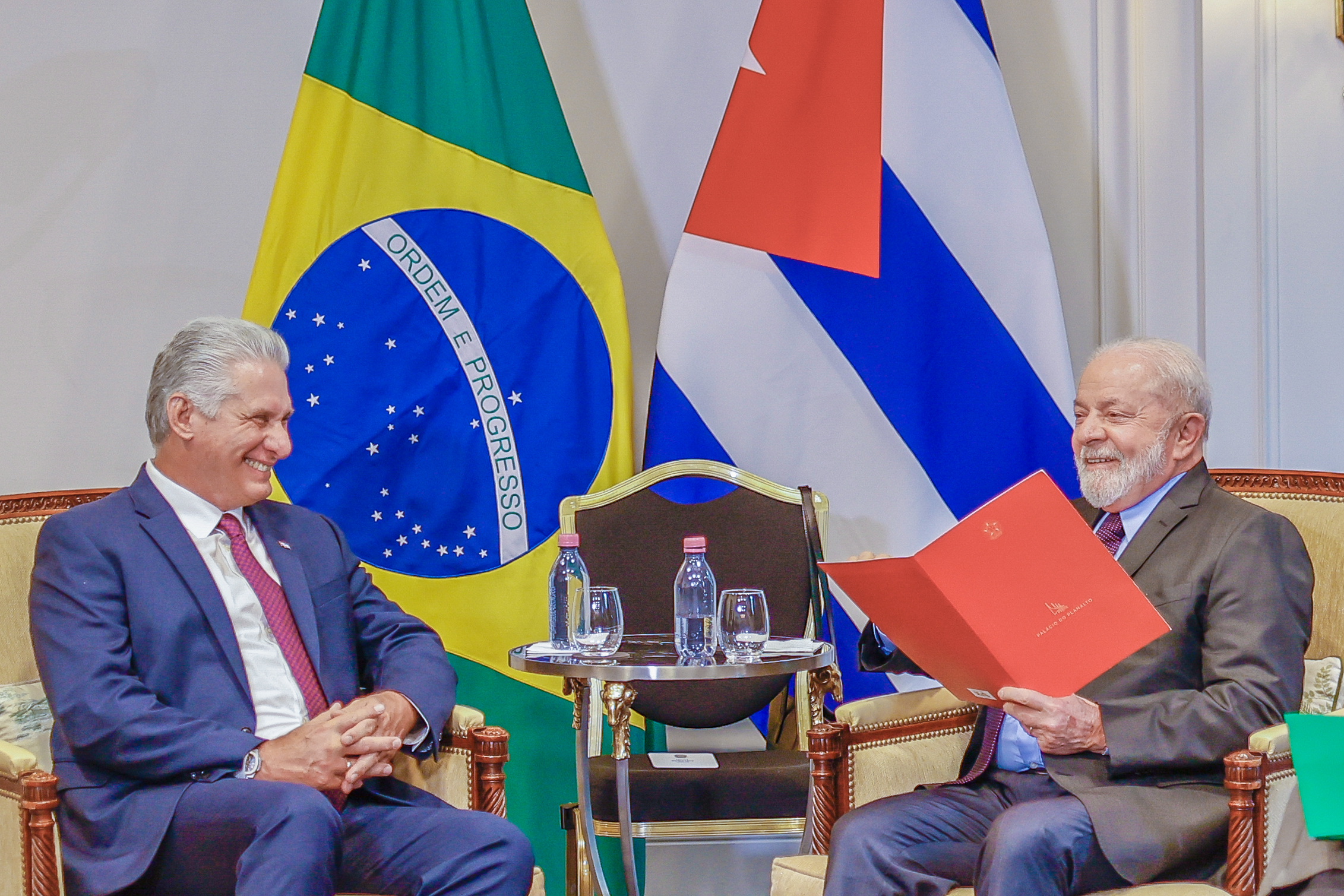 Chủ tịch Cuba Miguel Díaz-Canel cùng Tổng thống Brazil Luiz Inácio Lula da Silva tại Paris, Pháp, ngày 22 tháng 6 năm 2023