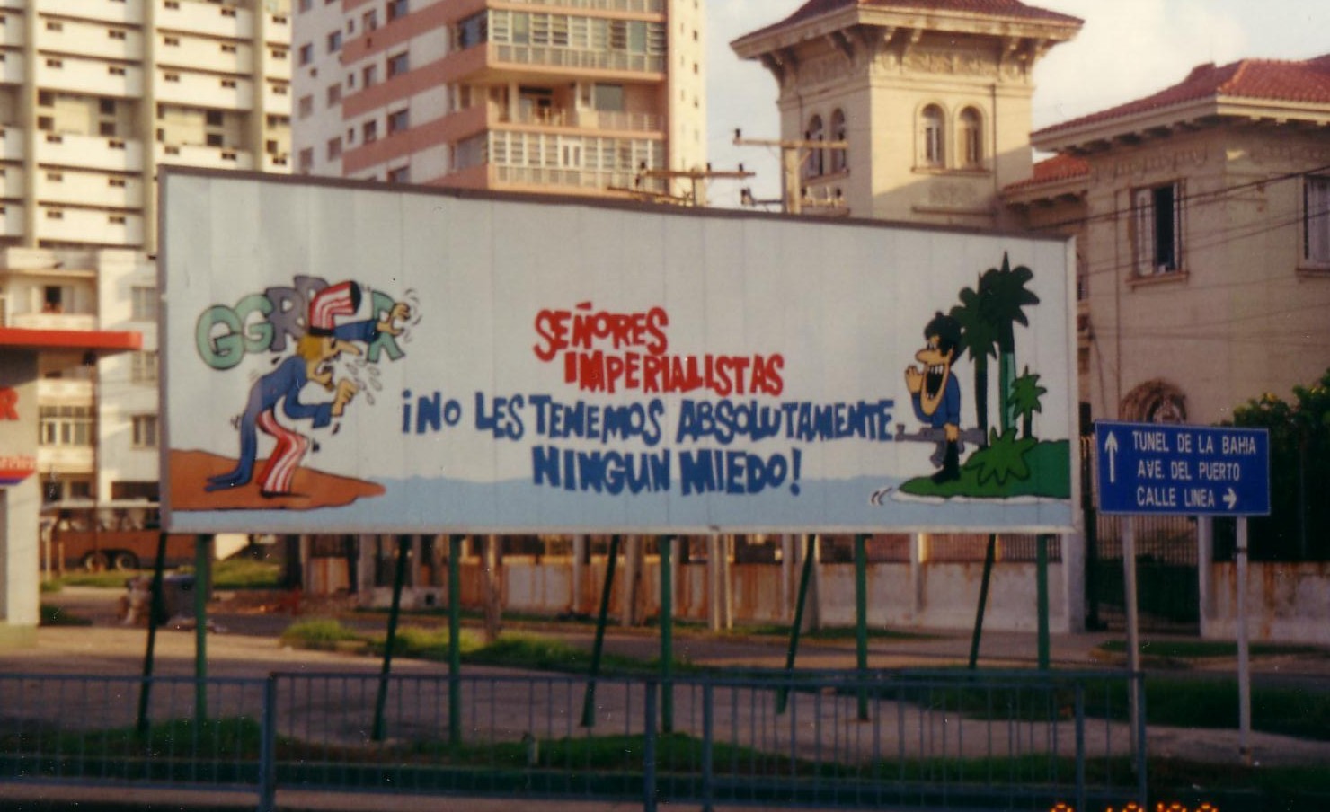 Biển hiệu tuyên truyền trước Khu lợi ích Hoa Kỳ tại Havana