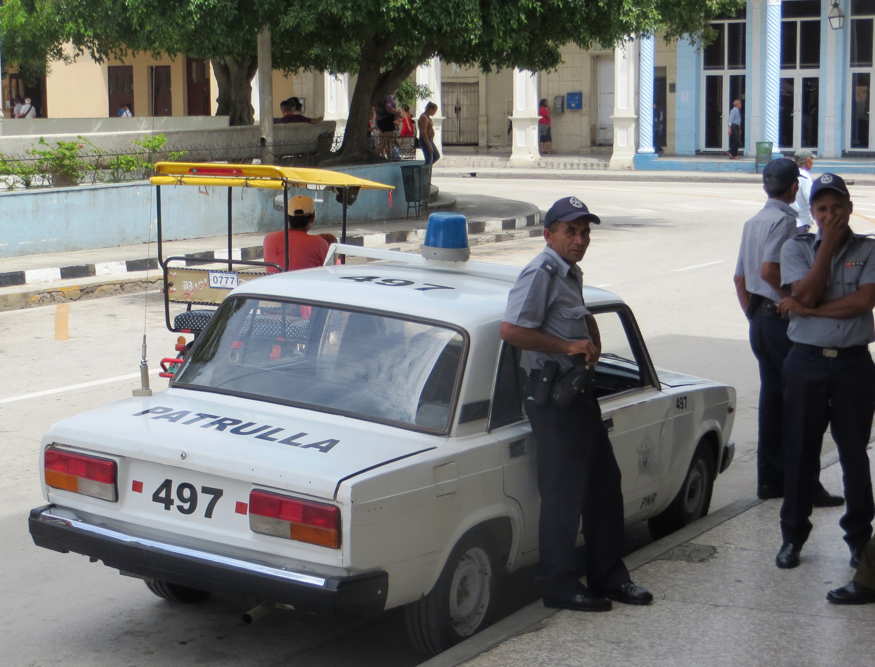Một chiếc xe cảnh sát Lada Riva ở Holguín 