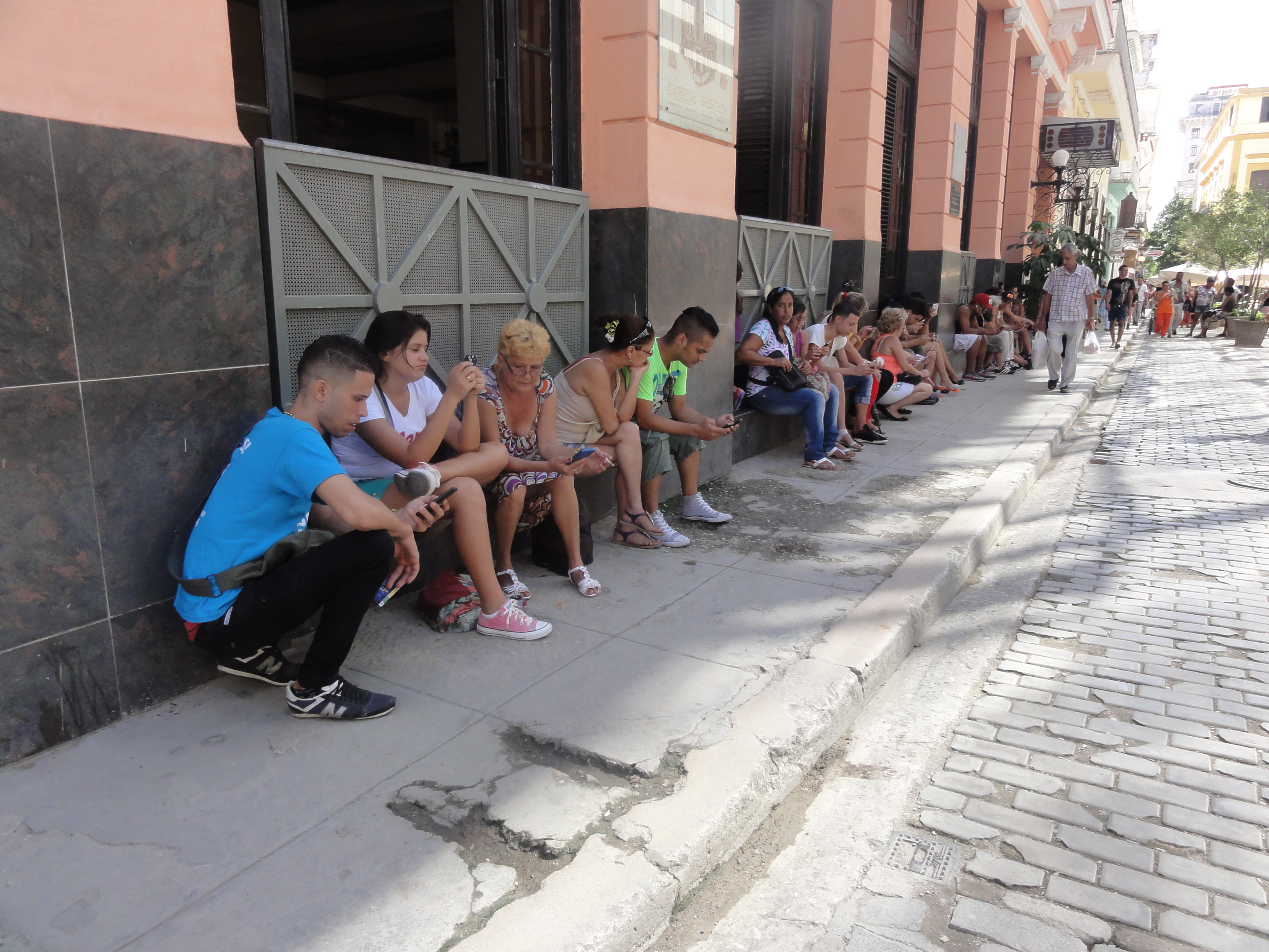 Người dùng tại một điểm truy cập WiFi công cộng ở Havana, Cuba