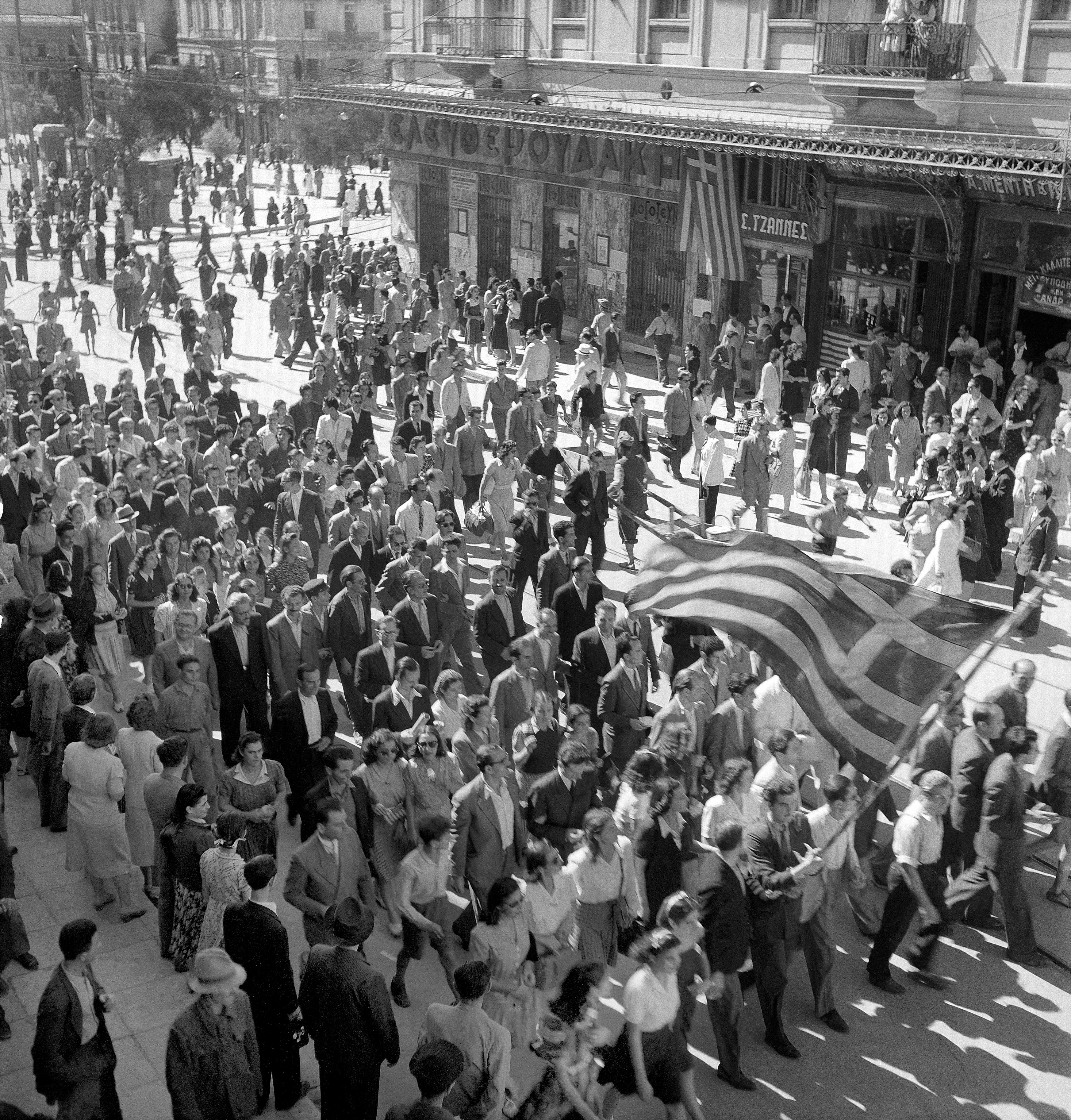 Warga Athena merayakan pembebasan dari kekuasaan Blok Poros, Oktober 1944. Yunani pascaperang akan segera mengalami perang saudara dan polarisasi politik