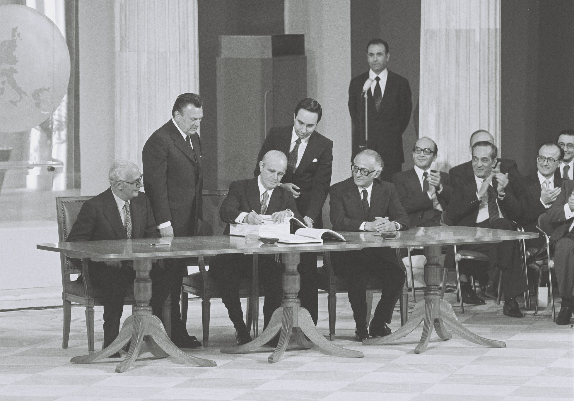 Penandatanganan di Zappeion oleh Konstantinos Karamanlis atas dokumen aksesi Yunani ke Komunitas Eropa pada tahun 1979
