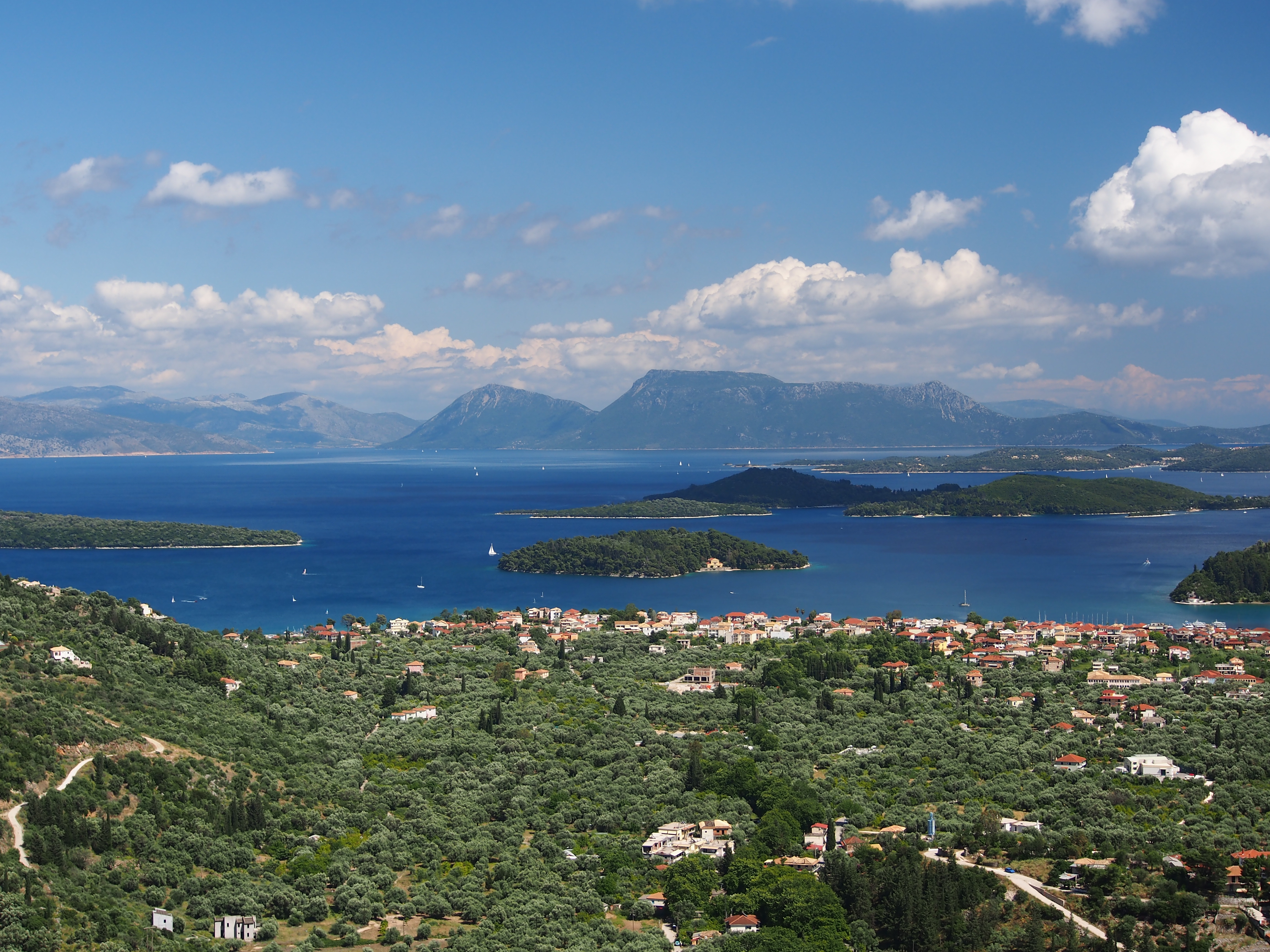 Daratan Yunani dan beberapa pulau kecil dilihat dari Nydri, Lefkada