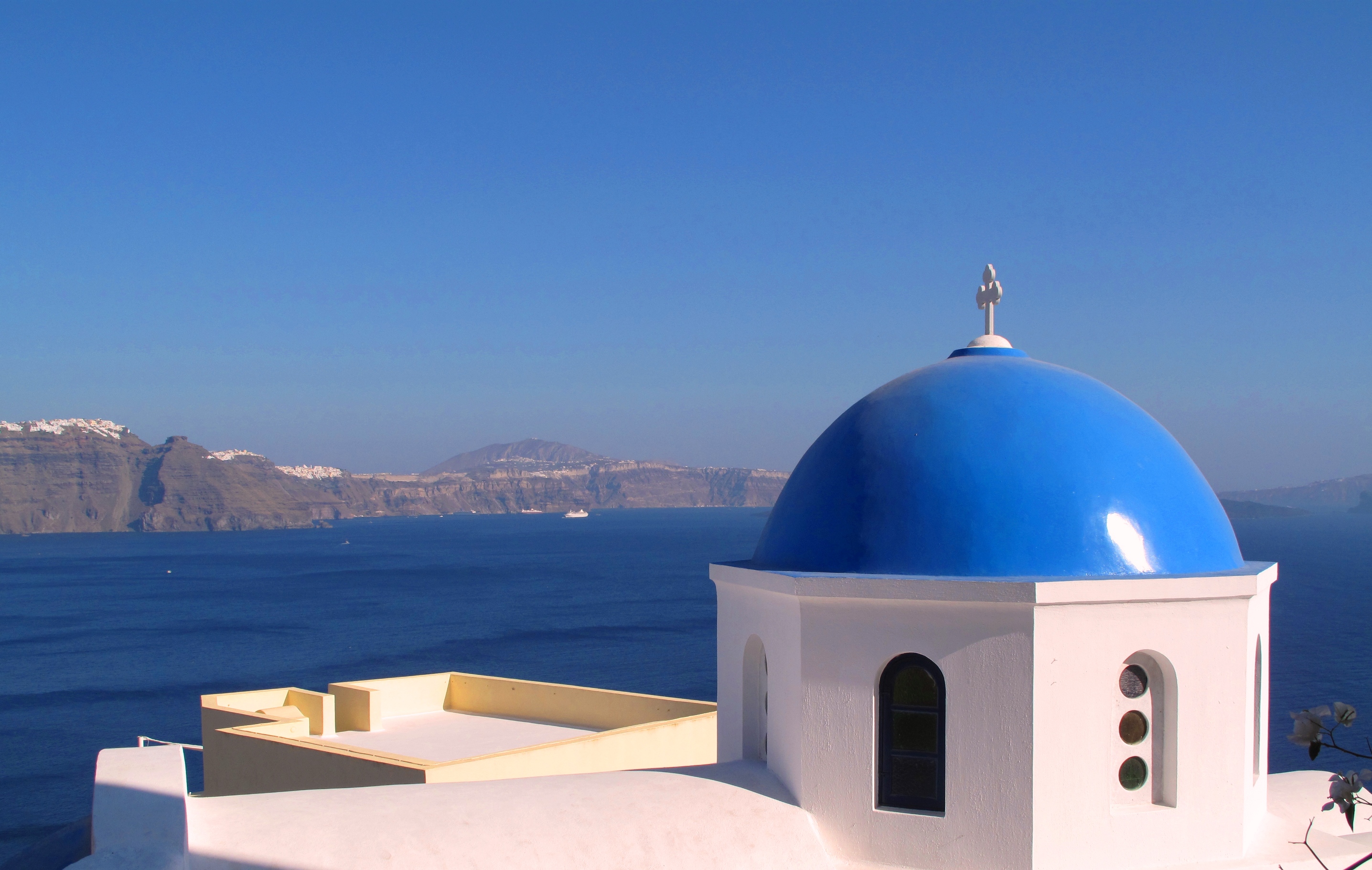 Santorini, destinasi wisata populer, diperingkat sebagai pulau terbaik dunia di banyak majalah dan situs perjalanan.
