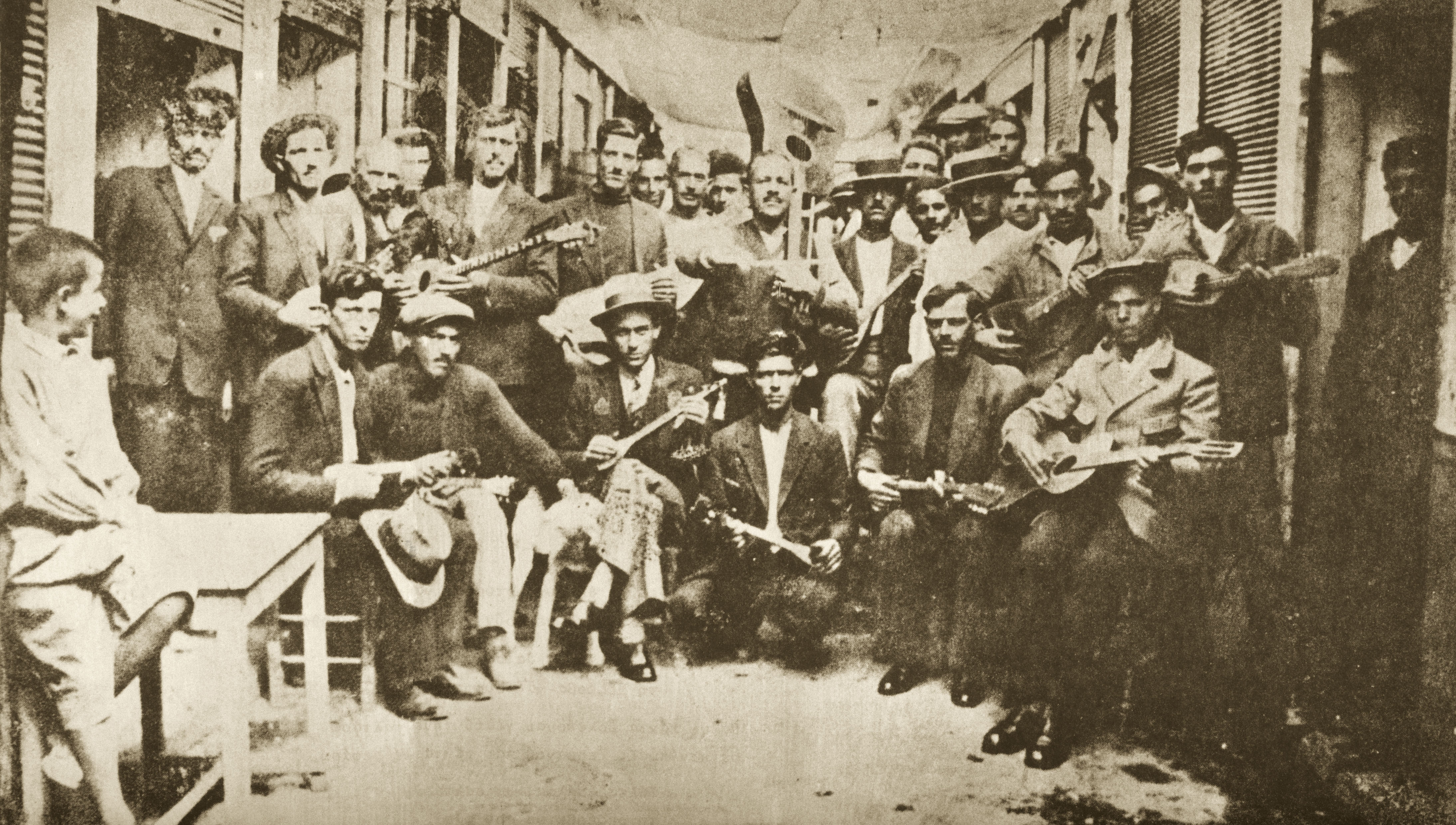 Rebetes di Karaiskaki, Piraeus (1933). Kiri Markos Vamvakaris dengan bouzouki.