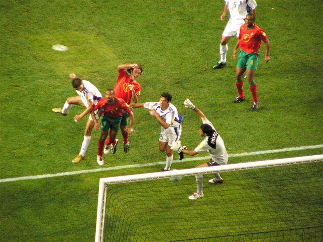 Angelos Charisteas mencetak gol kemenangan Yunani di Final Kejuaraan Eropa UEFA 2004