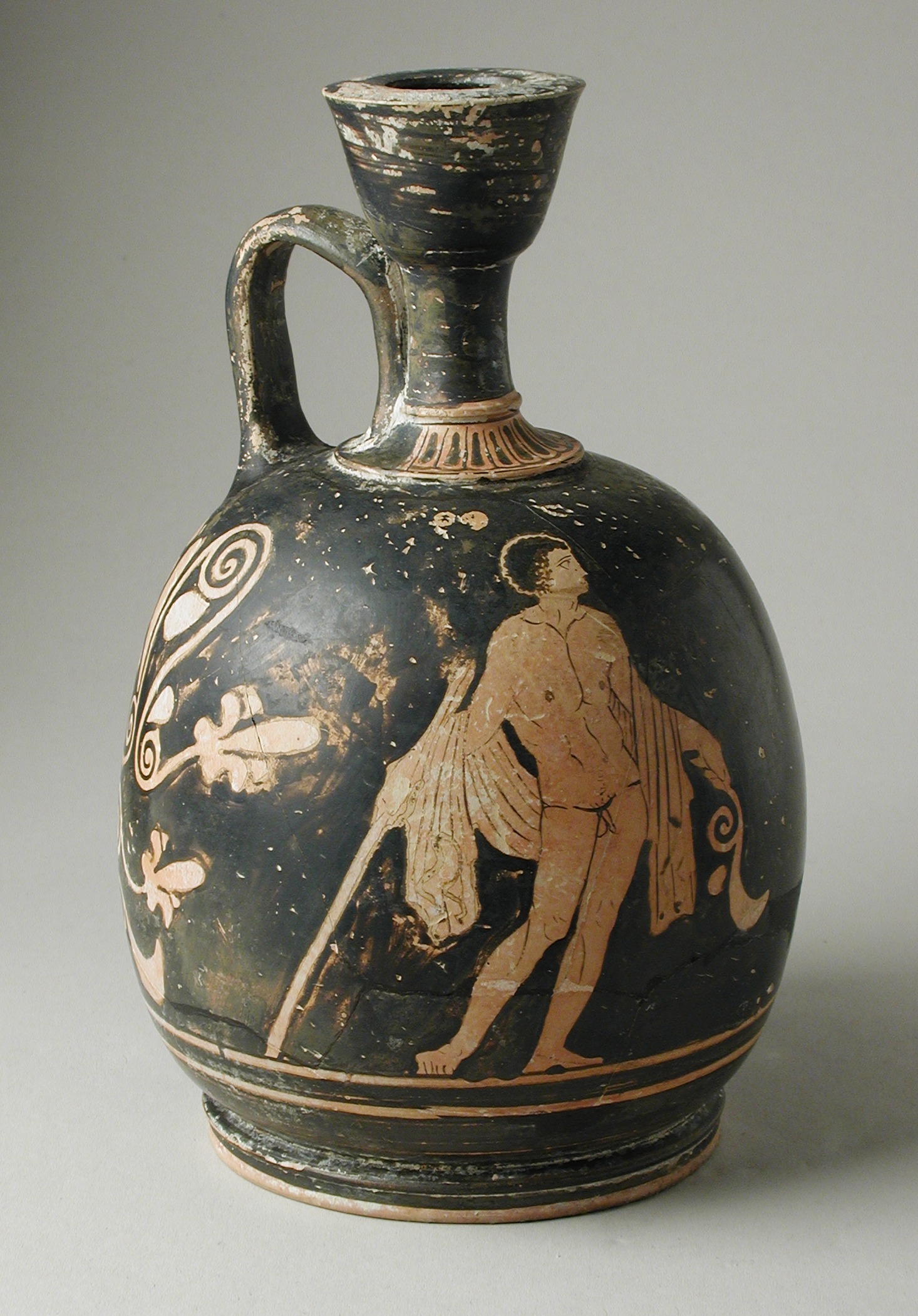 Một loại lekythos. Loại này có thân hình thấp và eo đặc trưng.