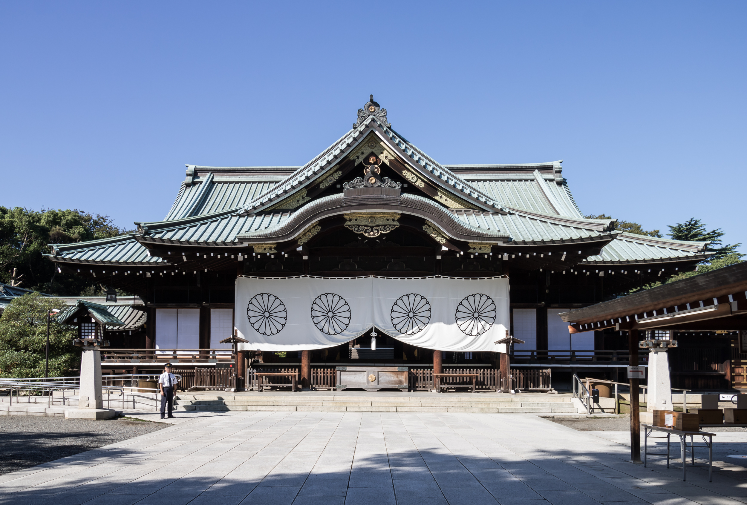 靖国神社。さだまさしは同神社への参拝に賛成し戦死者や遺族の心情に寄り添う立場を示しており、「僕は個人的に靖国神社は日本人として大切だと思っています」と語り、プライベートで参拝に訪れていることを著書で明かしている。また、「戦友会」のように先述した戦死者や遺族の心情に寄り添うことがテーマの楽曲も存在する。