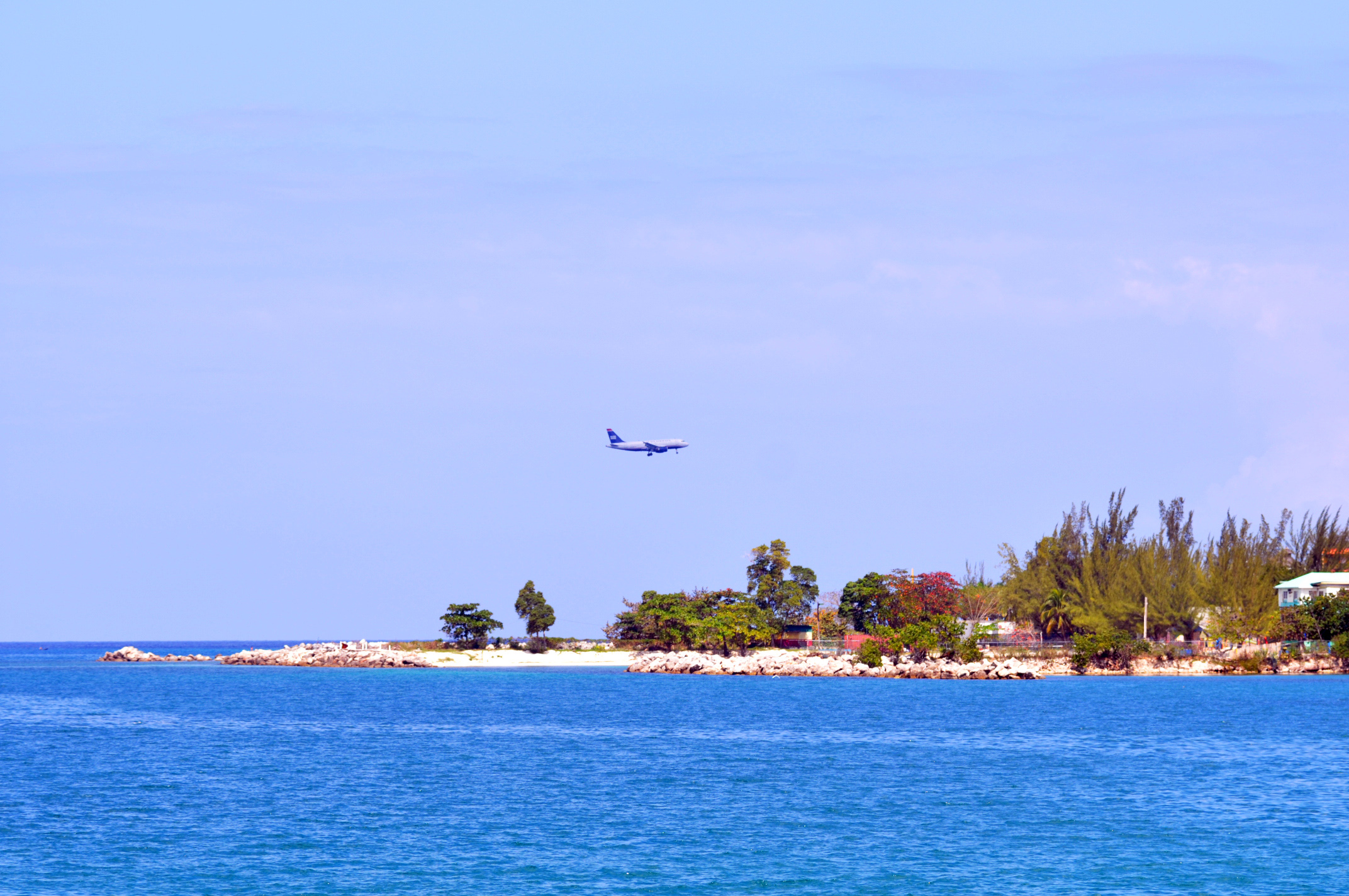 Một máy bay của US Airways hạ cánh tại Sân bay Quốc tế Sir Donald Sangster ở Montego Bay (2013).