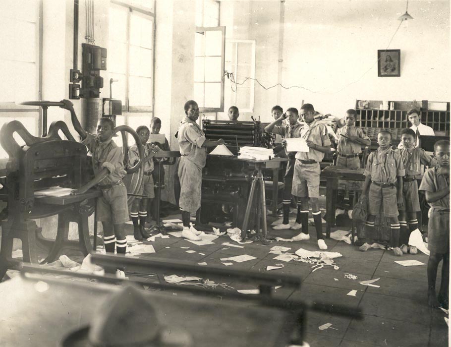 Lớp học sắp chữ và in ấn bằng tiếng Bồ Đào Nha, năm 1930. Đây là một phần trong nỗ lực của Bồ Đào Nha nhằm truyền bá ngôn ngữ và văn hóa của mình tại thuộc địa.