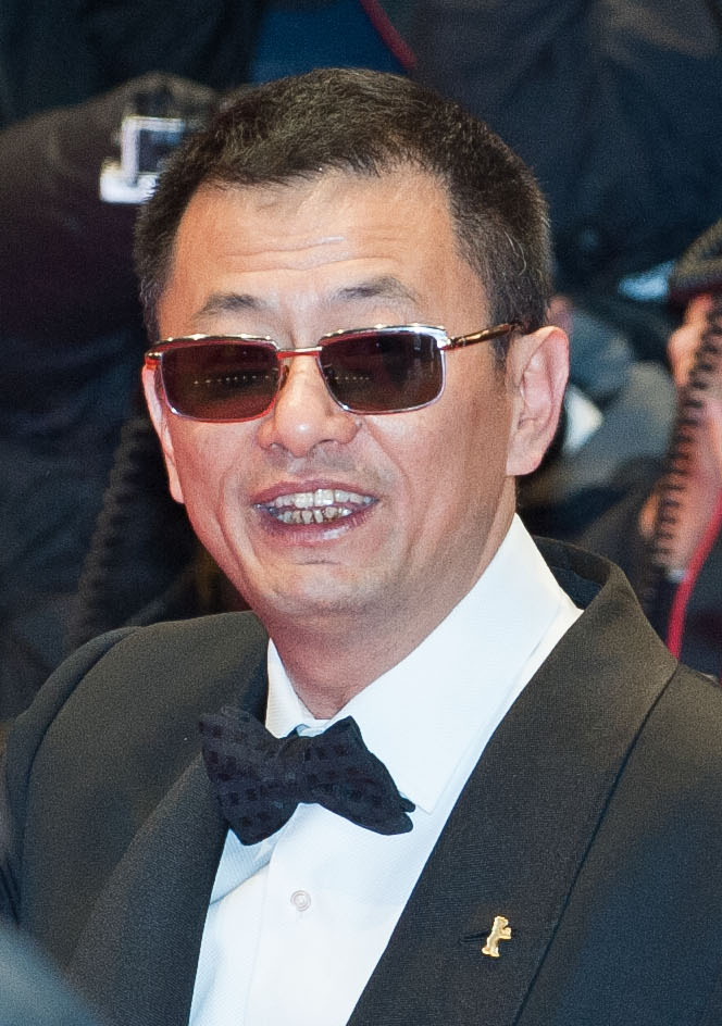 영화제에 참석한 왕가위. 턱시도에 보타이를 착용하고 선글라스를 낀 채 머리를 짧게 깎았다.