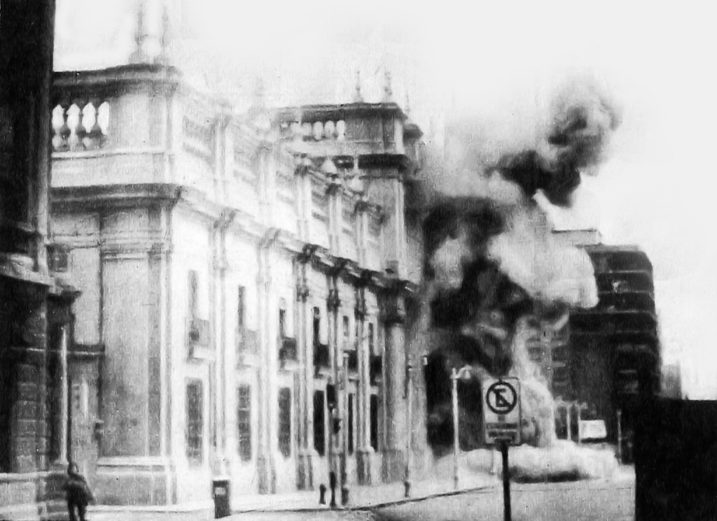 1973年のチリ・クーデターでラ・モネダ大統領宮殿を爆撃する戦闘機