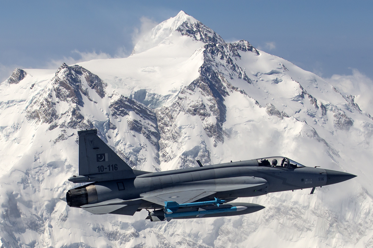 파키스탄 공군의 JF-17 썬더가 0.8 만 m (2.67 만 ft) 높이의 낭가파르바트산 앞에서 비행하고 있다.