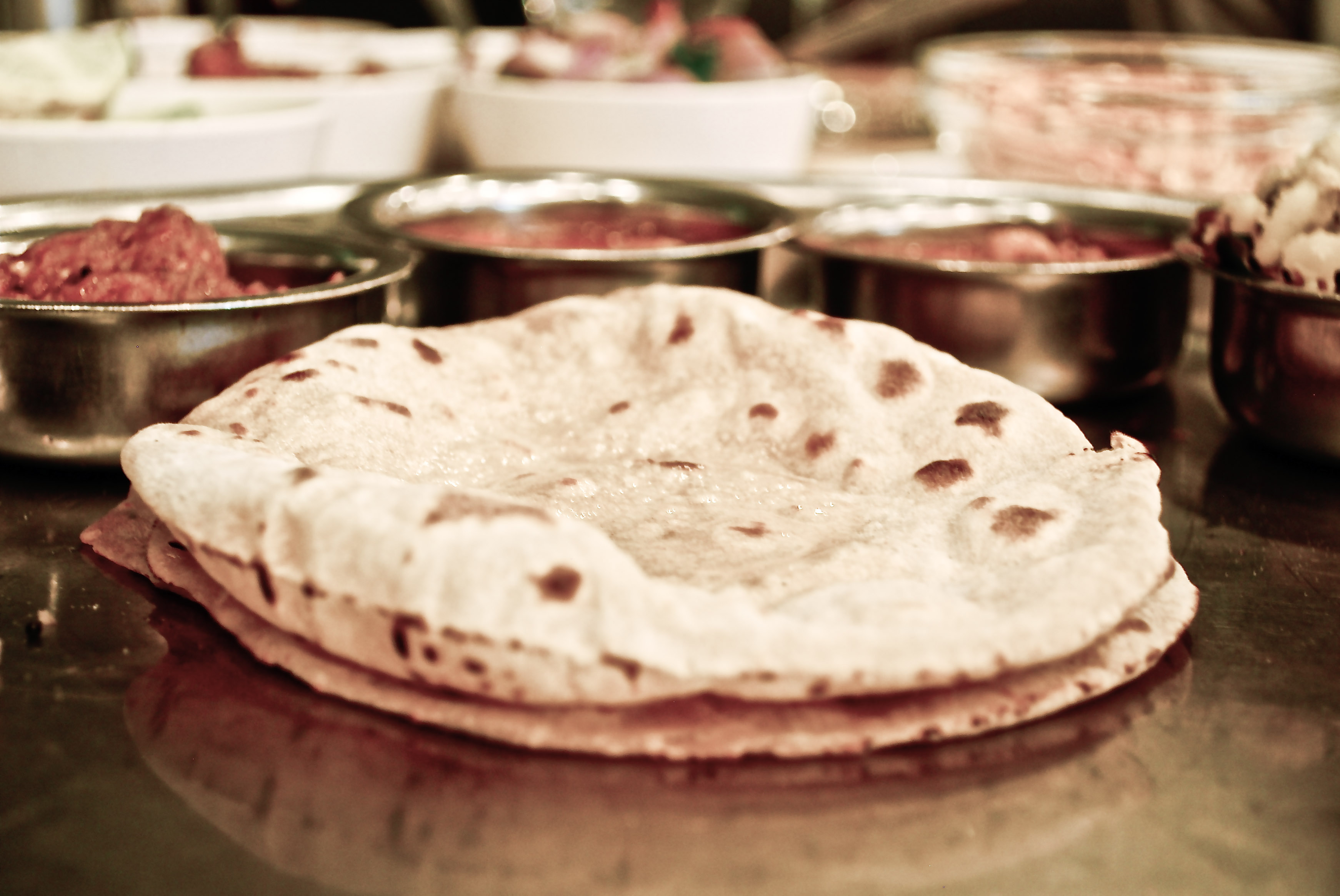 Chapati được phục vụ với nhiều món ăn kèm khác nhau được coi là thực phẩm chính ở Pakistan