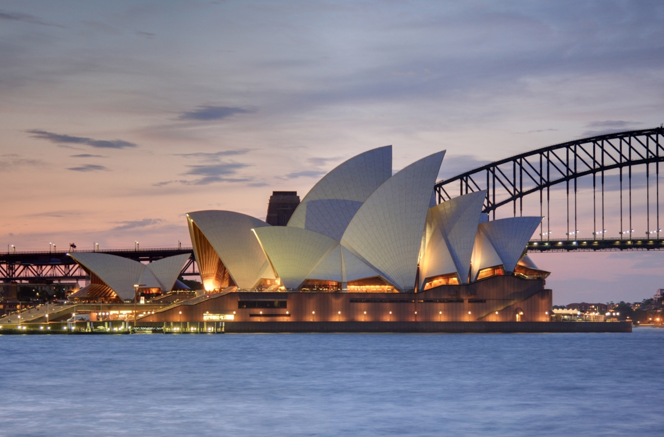 Gedung Opera Sydney selesai dibangun pada tahun 1973 dan dinyatakan sebagai Situs Warisan Dunia UNESCO pada tahun 2007, menjadikannya bangunan termuda yang menerima penetapan tersebut.