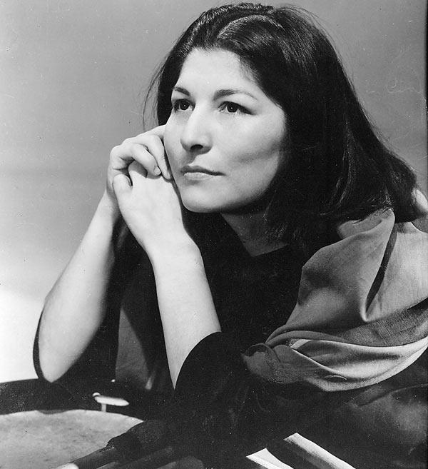 Gambar Mercedes Sosa oleh Annemarie Heinrich.
