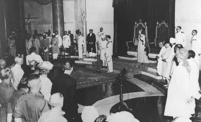 1947年8月15日、自由インド初代首相としてジャワハルラール・ネルーを宣誓させるマウントバッテン。レディー・マウントバッテンは彼らの左に立っている。