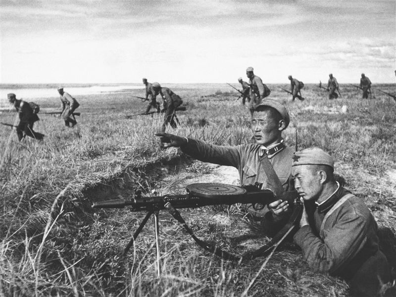 1939년 할힌골 전투에서 일본군의 반격에 맞서 싸우는 몽골 군인들