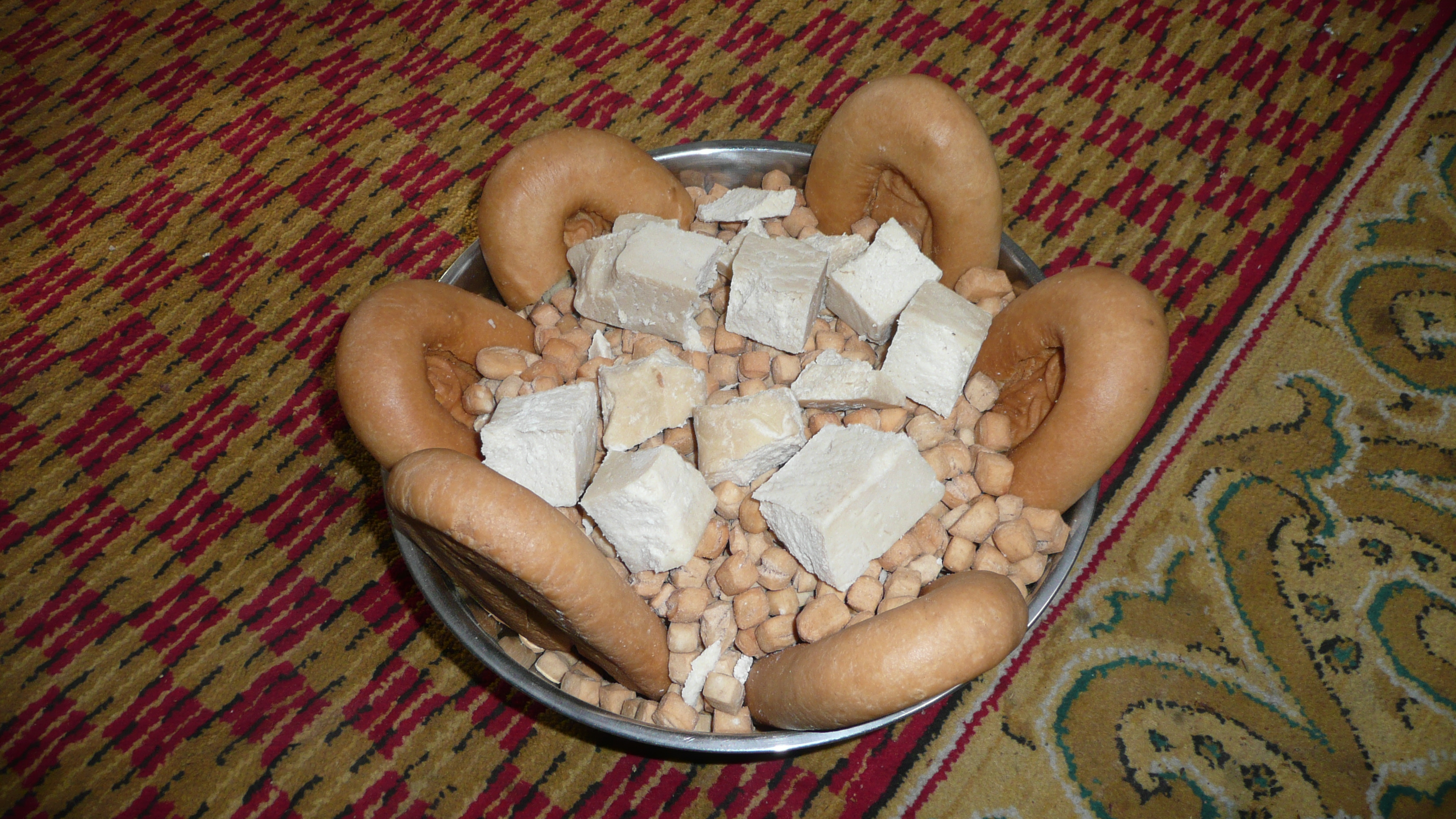 작은 것부터 큰 순서대로: 보르초그 과자, 아롤(말린 응유), 올보브 케이크