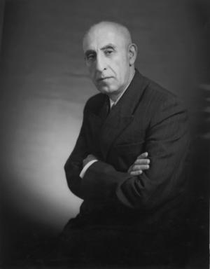 モハンマド・モサッデク首相。1950年代初頭にイギリス系アングロ・イラニアン石油会社によって独占されていた石油の国有化を図ったが、イランによる石油国有化に反対する国際石油資本の意向を受けたイギリスとアメリカ合衆国、及び両国と結託した皇帝モハンマド・レザー・パフラヴィーによって1953年に失脚させられた。
