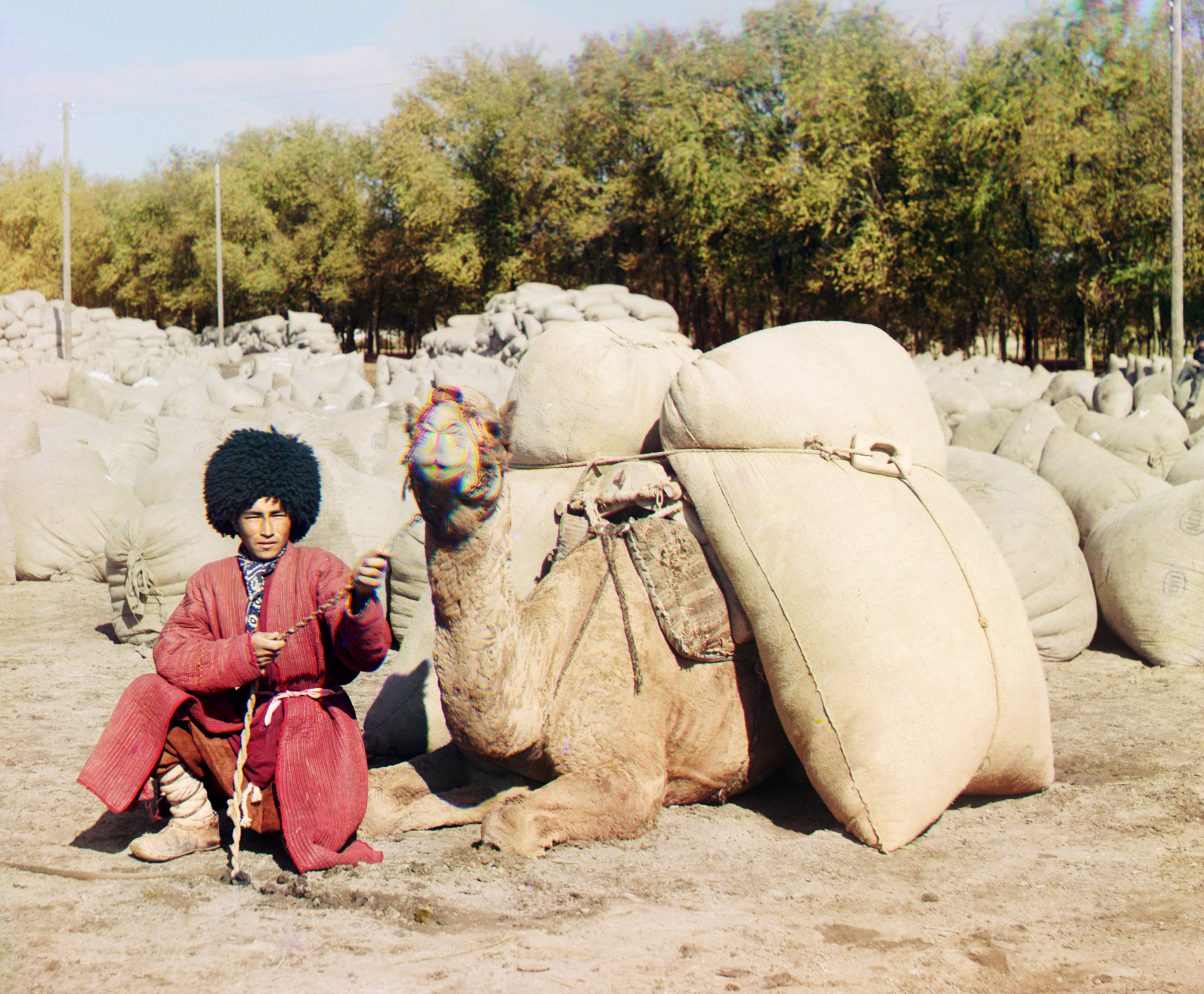 Một người đàn ông Turkmen ở Trung Á trong trang phục truyền thống. Ảnh của Sergey Prokudin-Gorsky chụp từ năm 1905 đến 1915.