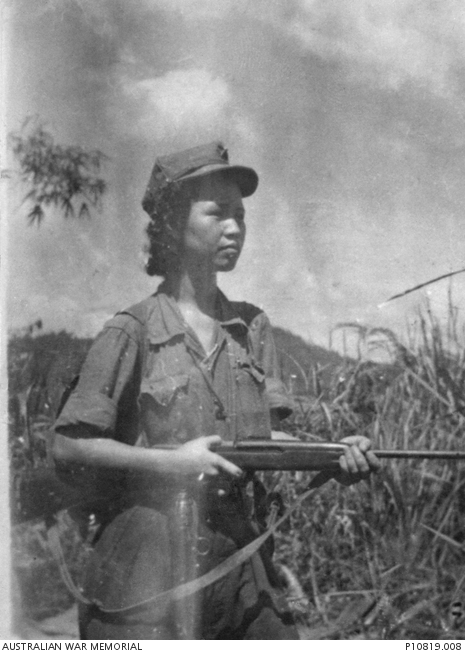 Lãnh đạo Đảng Cộng sản Malaya Lý Minh cầm súng trường trong Tình trạng khẩn cấp Malaya, 1951