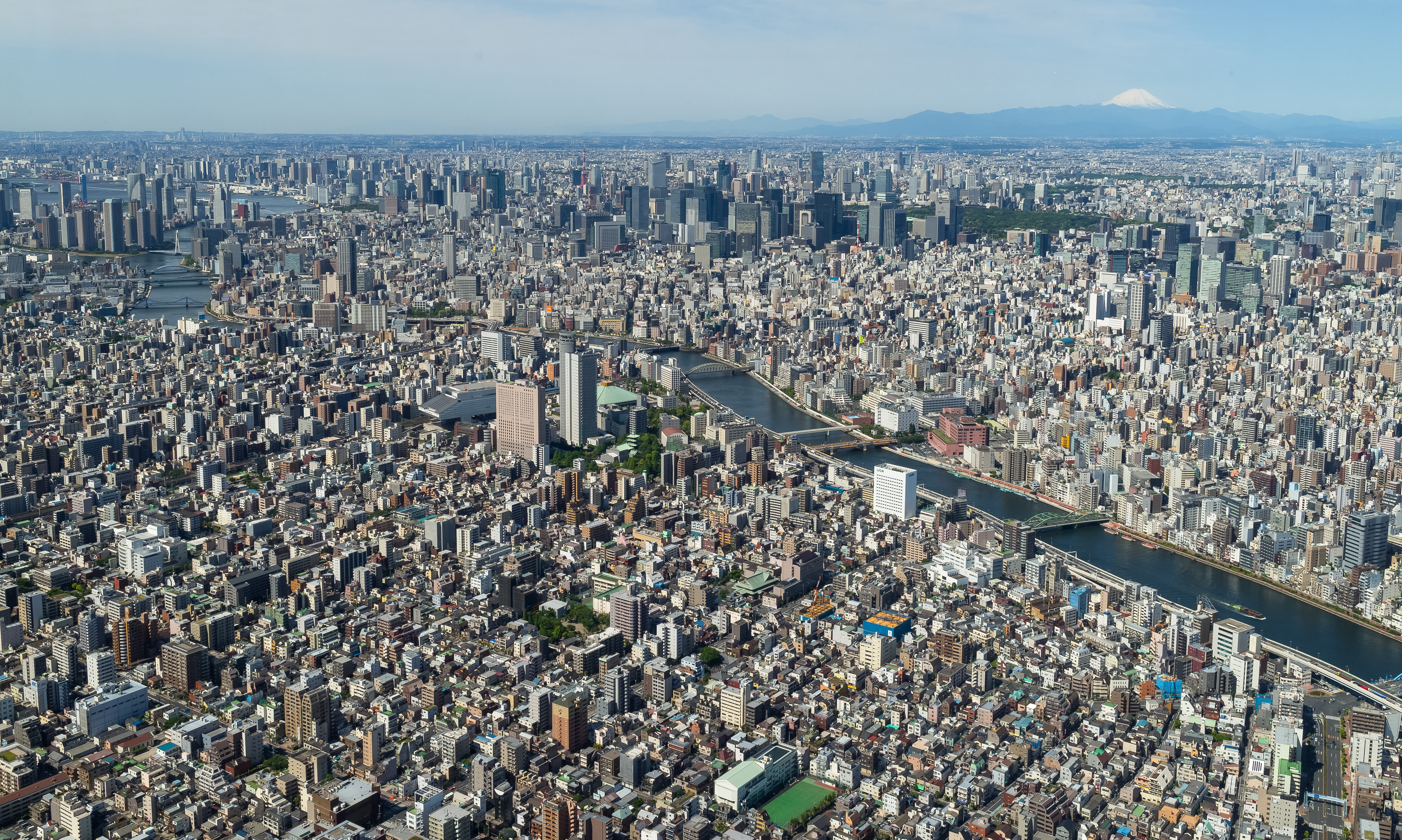 Quang cảnh Tokyo nhìn từ đỉnh Tokyo Skytree. Vùng thủ đô Tokyo được xếp hạng là vùng đô thị đông dân nhất thế giới.
