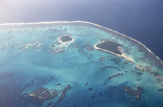Pulau Nuku dan Fukave di gugus Tongatapu, menunjukkan karakteristik pulau karang.