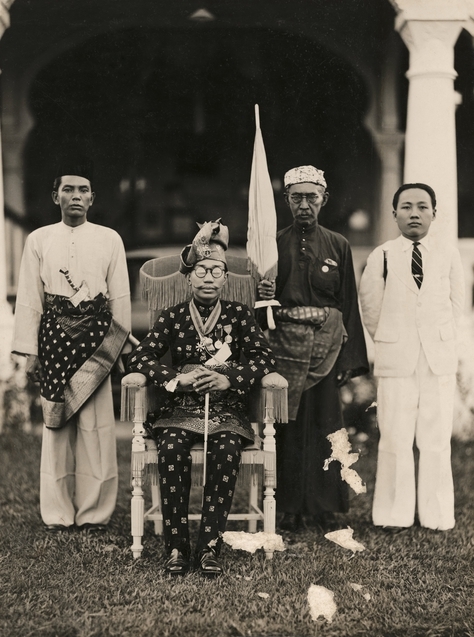 Ahmad Tajuddin, Sultan Brunei ke-27, bersama ahli-ahli istananya pada April 1941, lapan bulan sebelum Jepun menceroboh Brunei