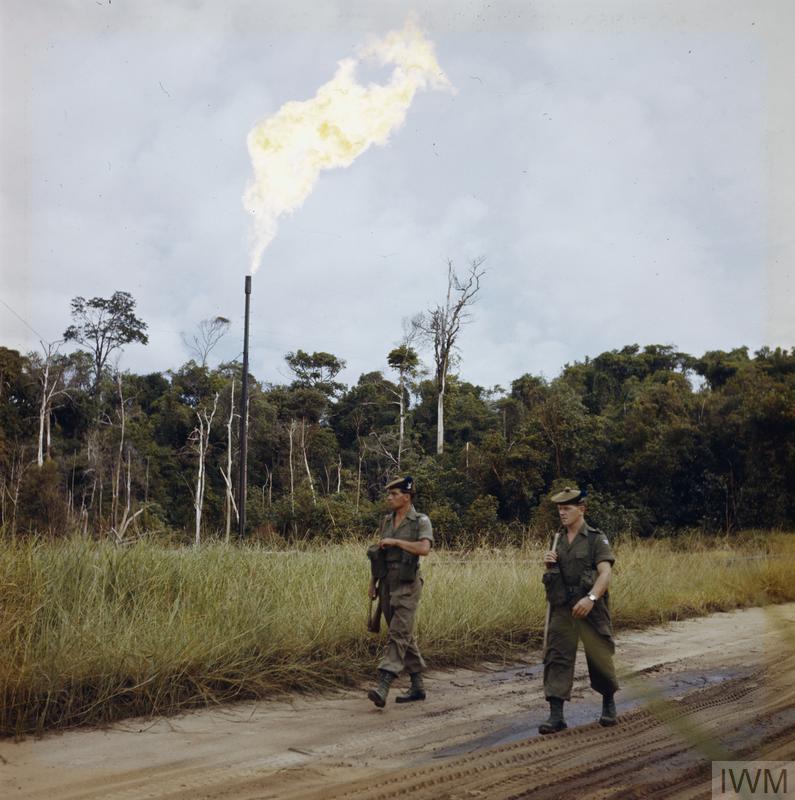 Askar British di negeri naungan British Brunei berkawal di padang minyak Seria, Januari 1963