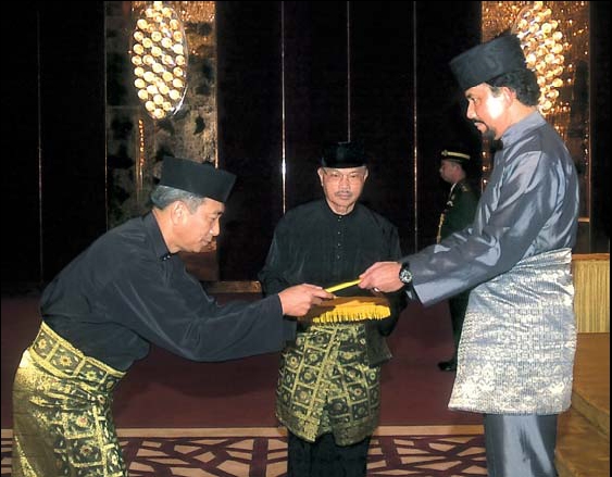 Sultan Hassanal Bolkiah (kanan), menyerahkan watikah pelantikan kepada duta Janin Erih pada tahun 2004