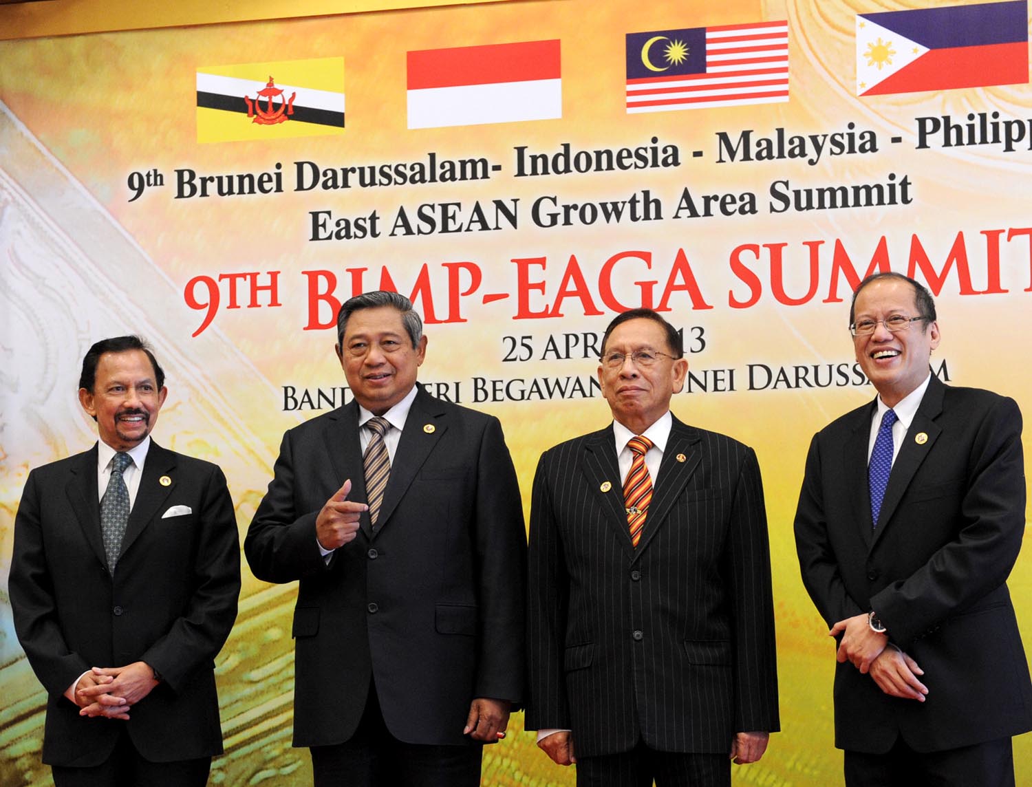 Pertemuan BIMP-EAGA di kantor Perdana Menteri Brunei pada 25 April 2013. Dari kiri: Sultan Brunei Hassanal Bolkiah, Presiden Indonesia Susilo Bambang Yudhoyono, Perwakilan Malaysia, dan Presiden Filipina Benigno Aquino III. Brunei adalah bagian dari BIMP-EAGA, sebuah inisiatif kerja sama ekonomi subregional di Asia Tenggara.