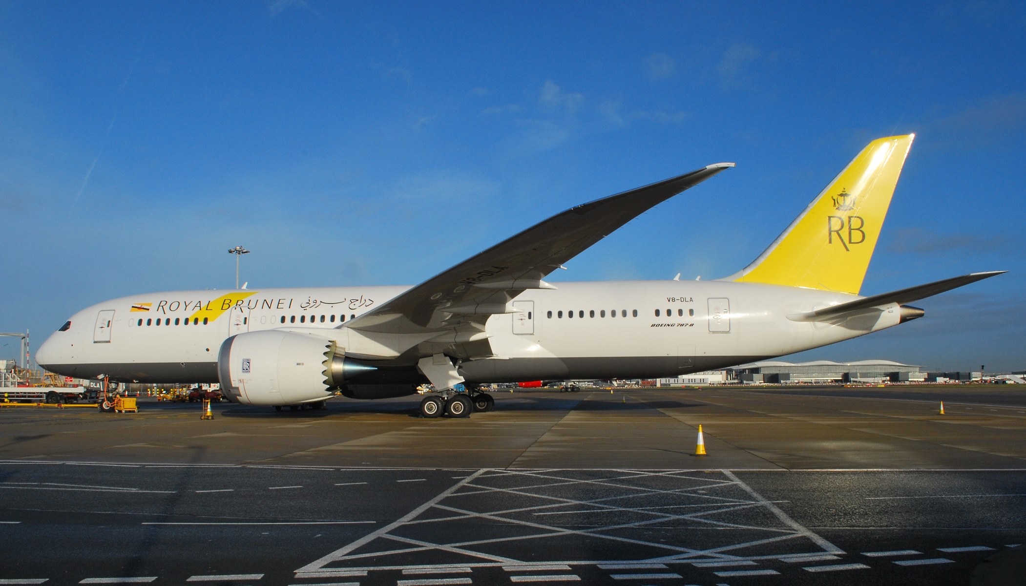 Pesawat Boeing 787 Dreamliner Royal Brunei di Lapangan Terbang Heathrow London.