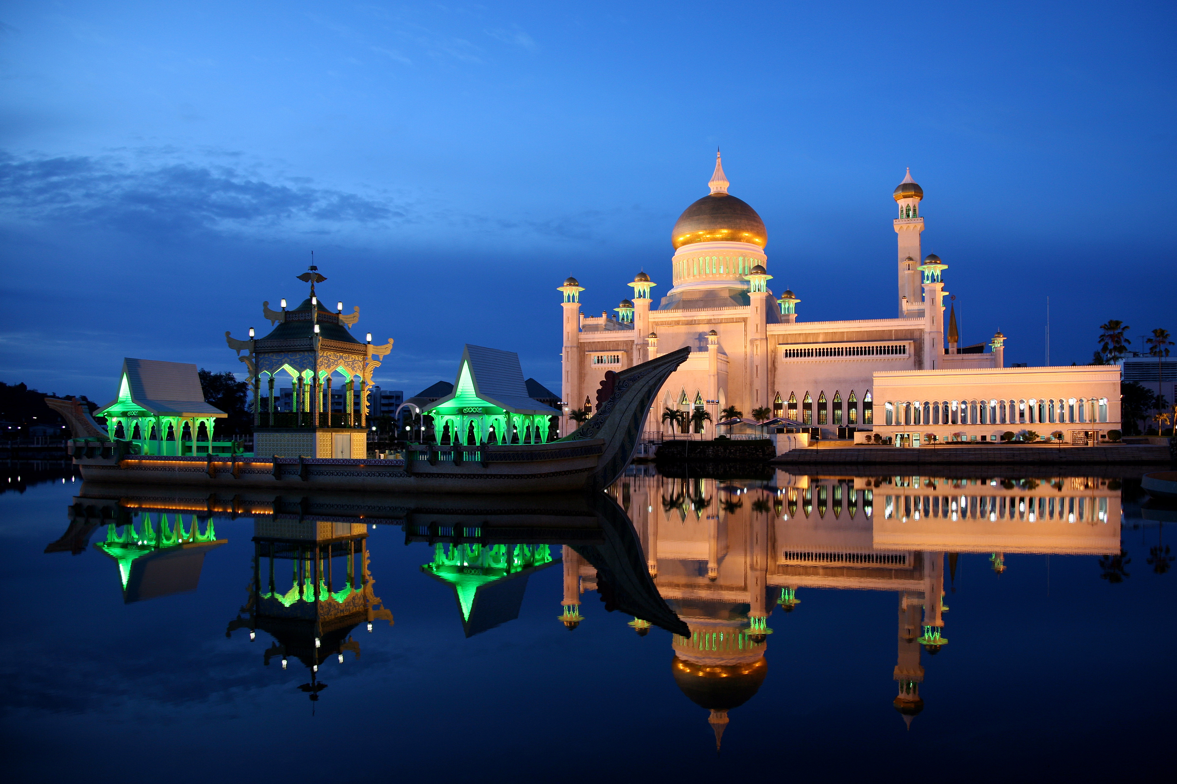 Masjid Sultan Omar Ali Saifuddien pada waktu malam.
