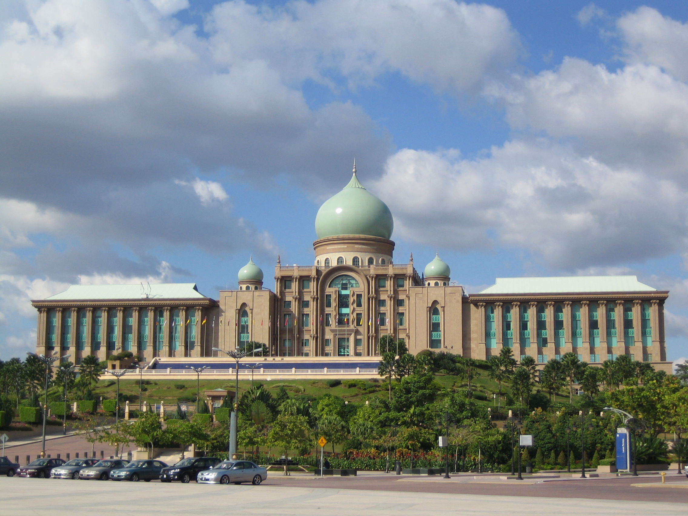 Perdana Putra là nơi đặt văn phòng của Thủ tướng Malaysia.