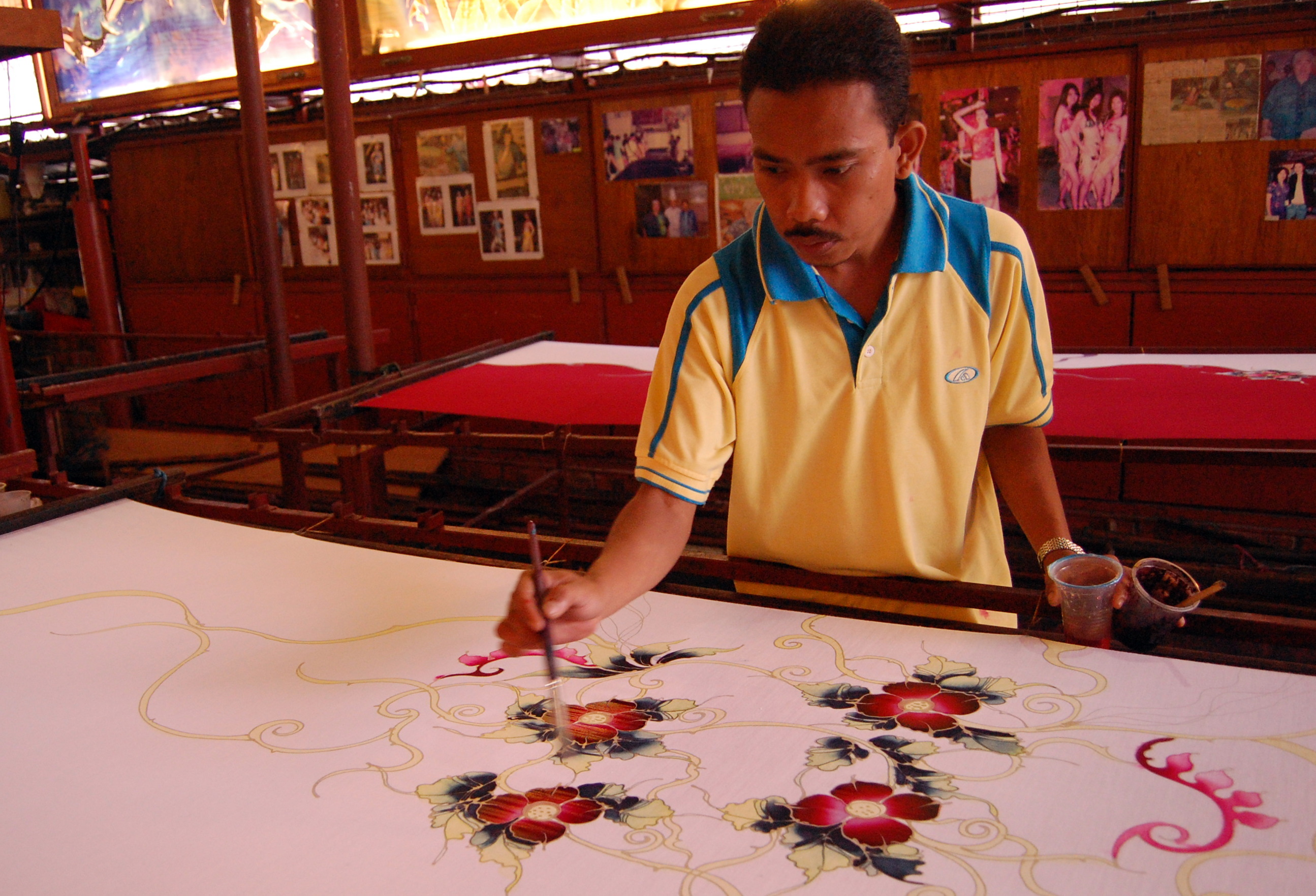 Một nghệ nhân đang làm batik. Batik Malaysia thường có họa tiết hoa với màu sắc nhẹ nhàng.
