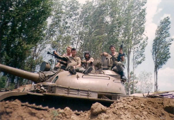 아라치노보에 있는 마케도니아 T-55 탱크와 승무원