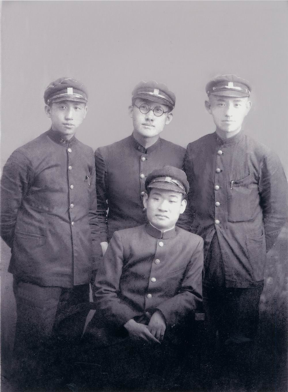 中学時代の友人たちと撮った写真。最前列に座っているのがチョン・イルグォン。後列左が社会運動家の張俊河、中央が民主化運動指導者の文益煥牧師、右が詩人の尹東柱。