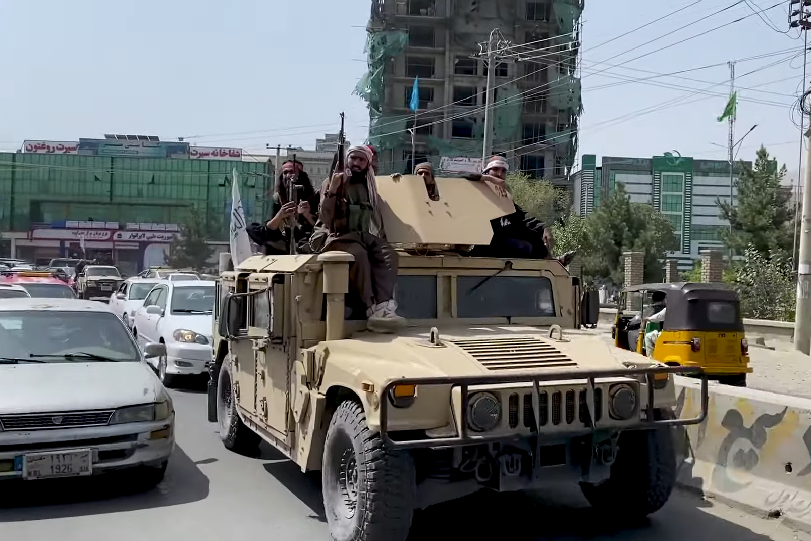 Các chiến binh Taliban tại Kabul trên một chiếc xe Humvee bị bắt giữ sau sự kiện Kabul sụp đổ năm 2021