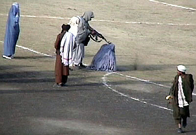 Taliban hành quyết công khai Zarmeena tại Sân vận động Ghazi ở Kabul, ngày 16 tháng 11 năm 1999.