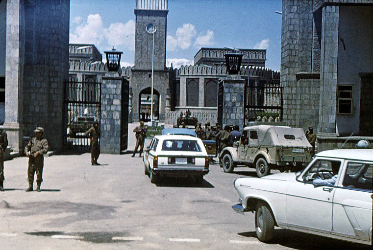 Bên ngoài cung điện Arg ở Kabul, một ngày sau Cách mạng Saur tháng 4 năm 1978, trong đó Tổng thống Daoud Khan bị ám sát cùng với toàn bộ gia đình.