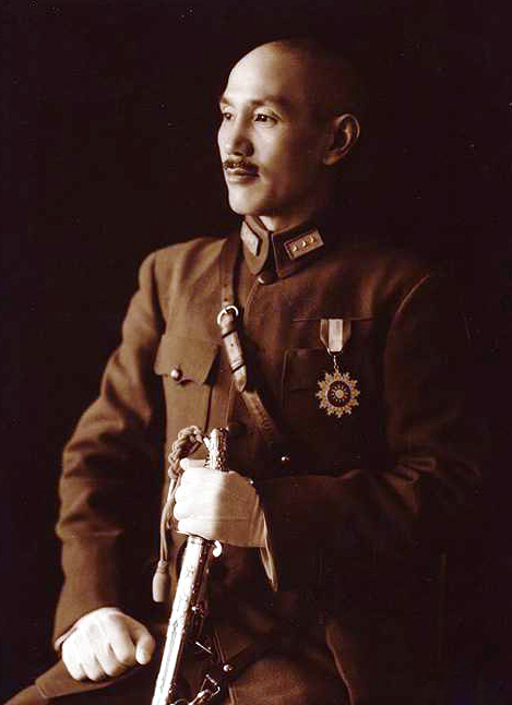 alt=Một người đàn ông Trung Quốc trong quân phục, mỉm cười và nhìn sang trái. Ông cầm một thanh kiếm trong tay trái và có một huy chương hình mặt trời trên ngực.