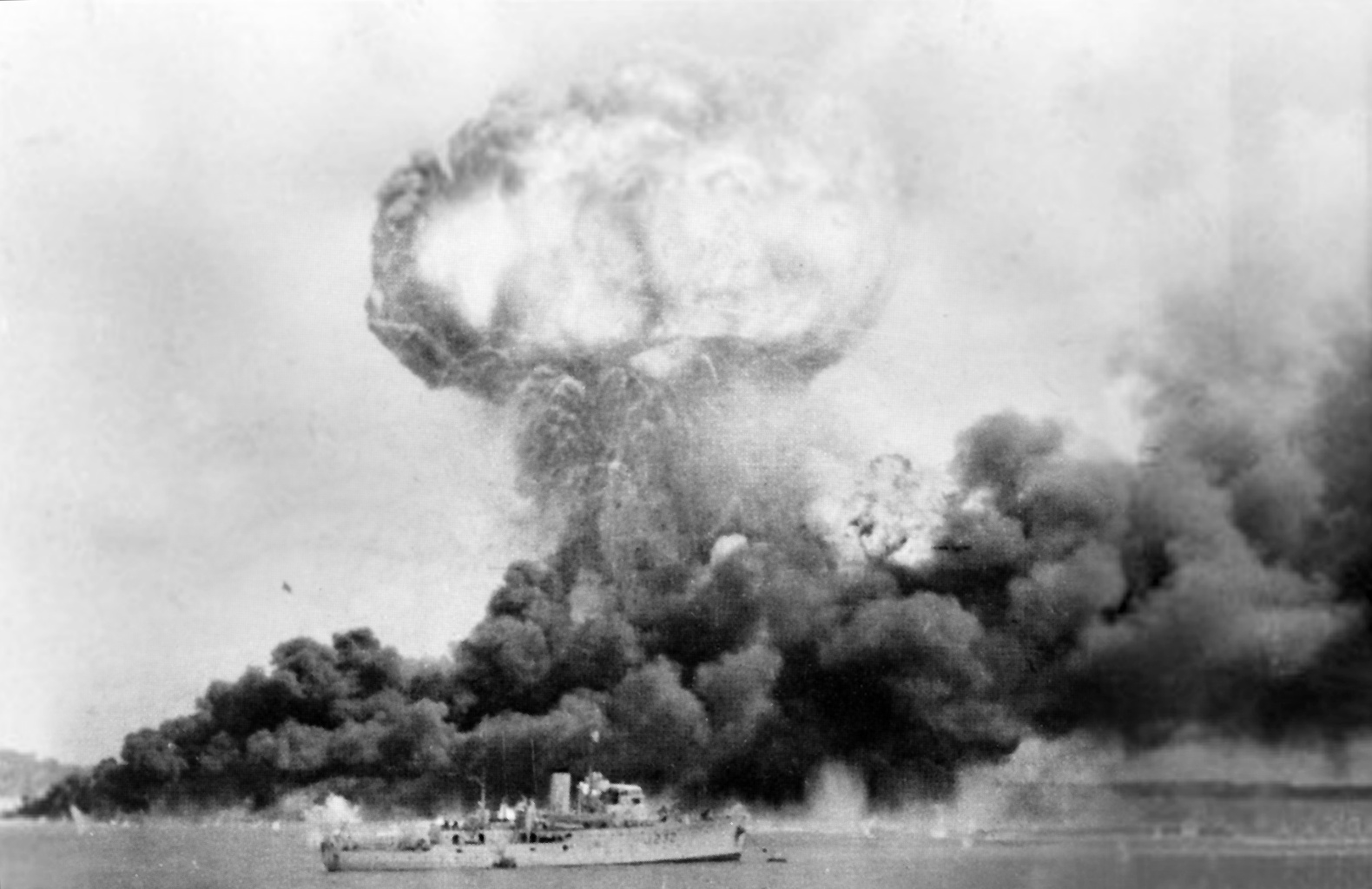 Pengeboman Darwin tahun 1942, yang pertama dari lebih dari 100 serangan udara Jepang di Australia selama Perang Dunia II