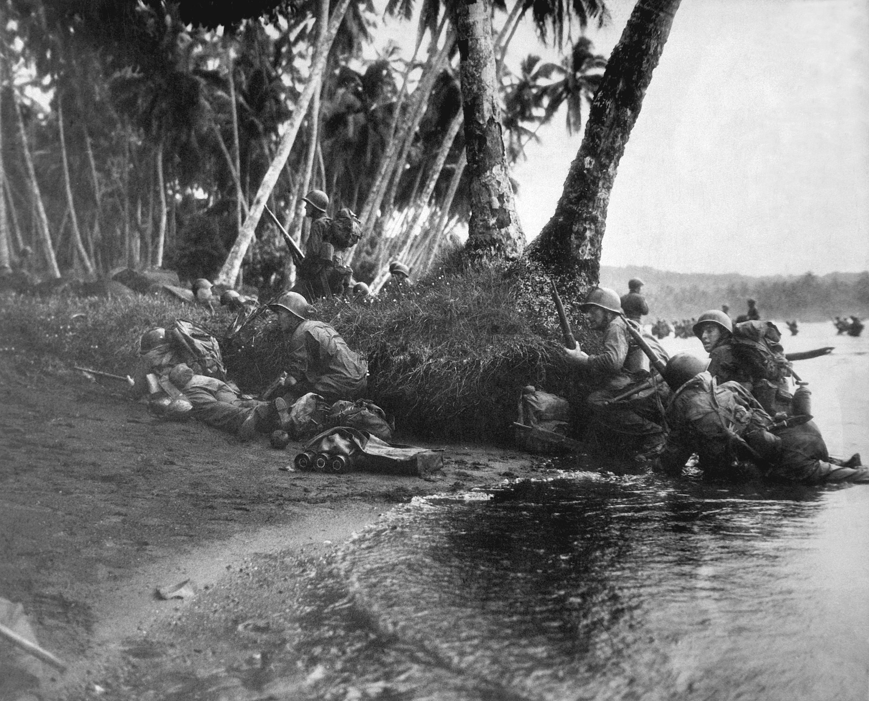 Pasukan Amerika mendarat di Pulau Rendova.