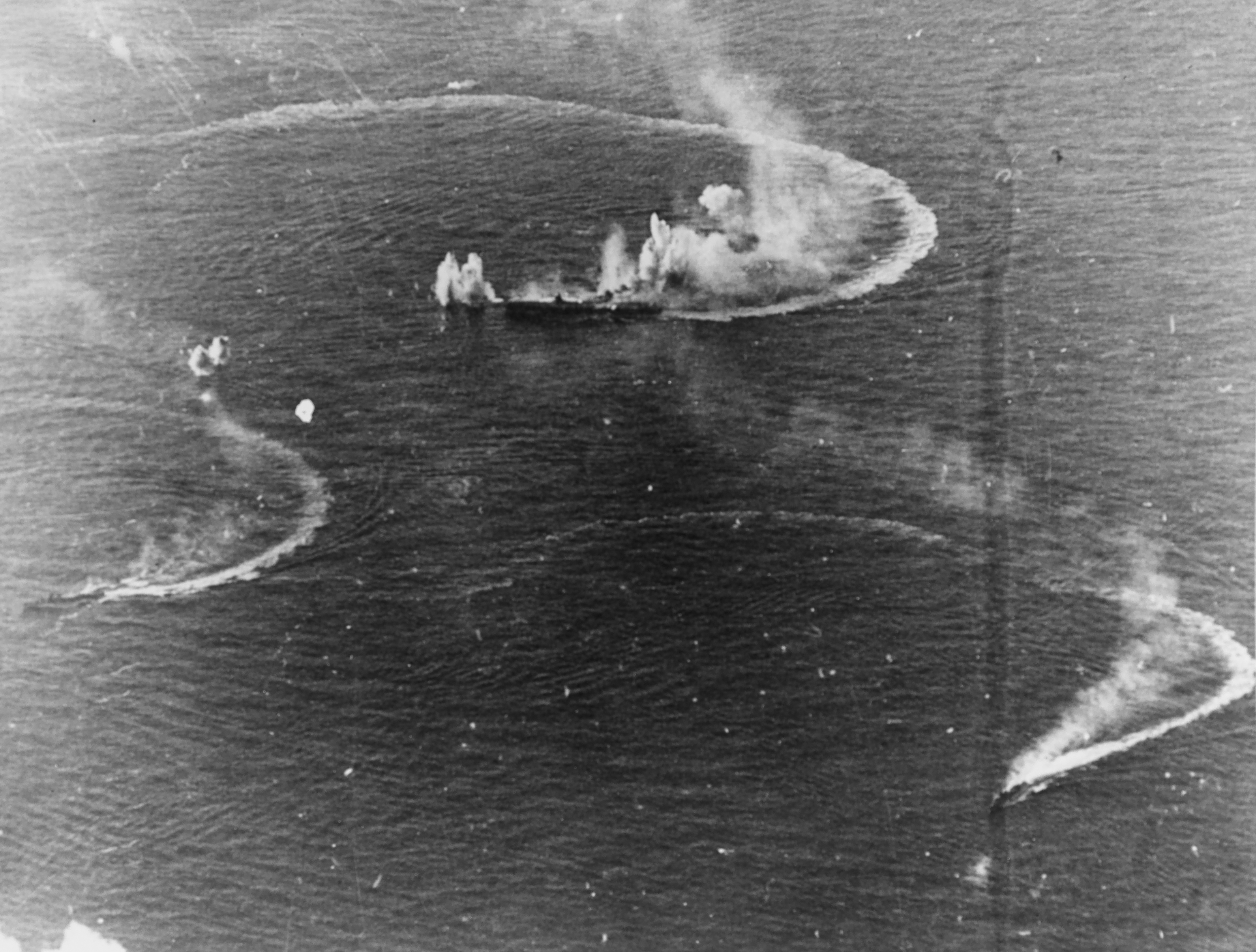 1944년 6월 20일 공격받는 일본 항공모함 즈이카쿠와 구축함 2척