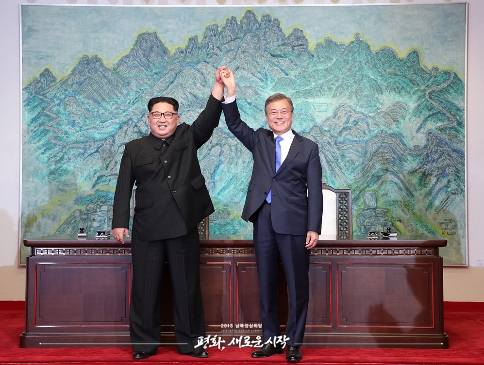 손을 잡고 있는 김정은과 문재인