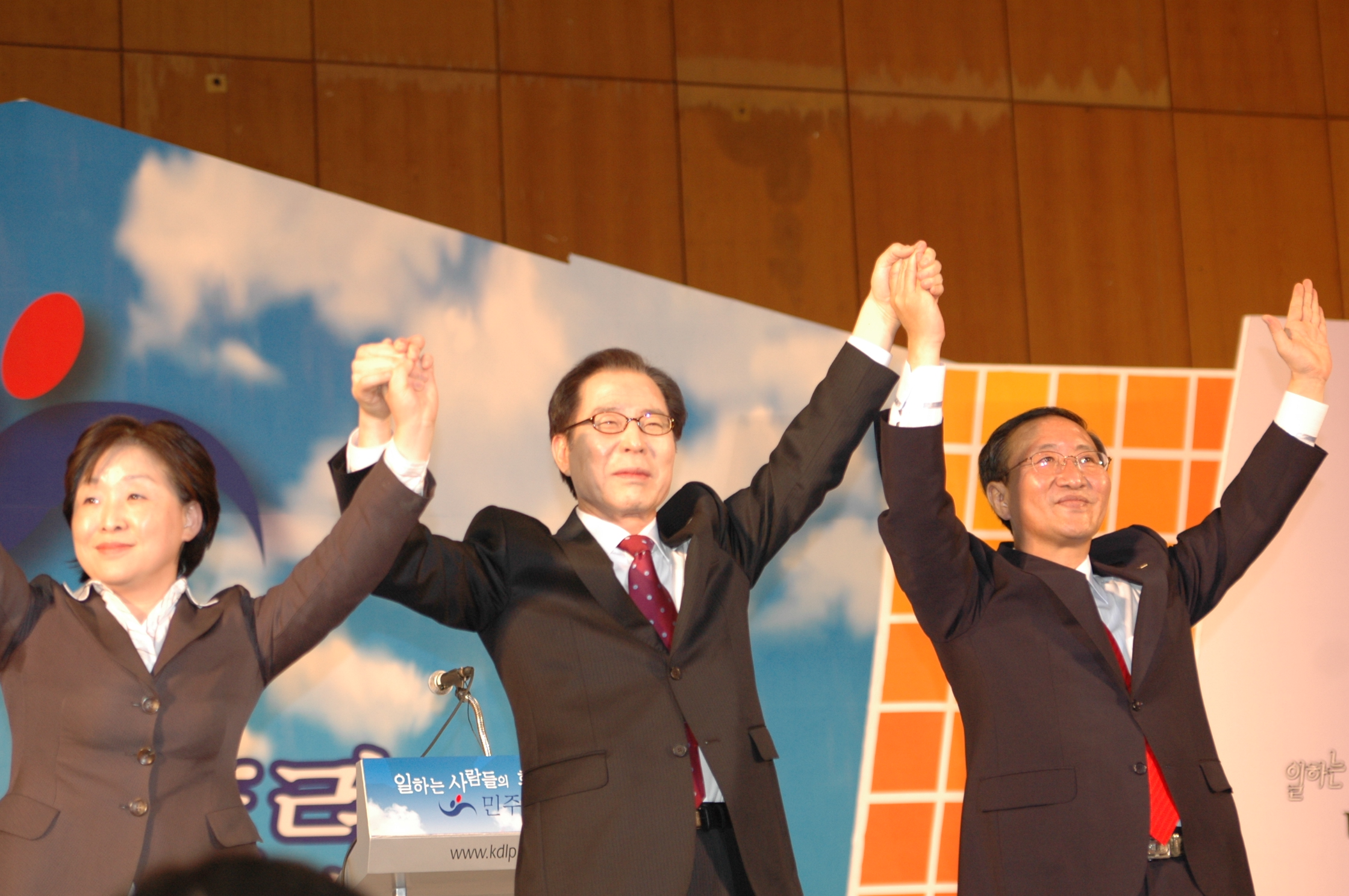 โน ฮเว-ชาน (ขวา) กับควอน ยอง-กิลและซิม ซัง-จอง ในการเสนอชื่อเป็นผู้สมัครประธานาธิบดีของพรรคแรงงานประชาธิปไตยในปี พ.ศ. 2550